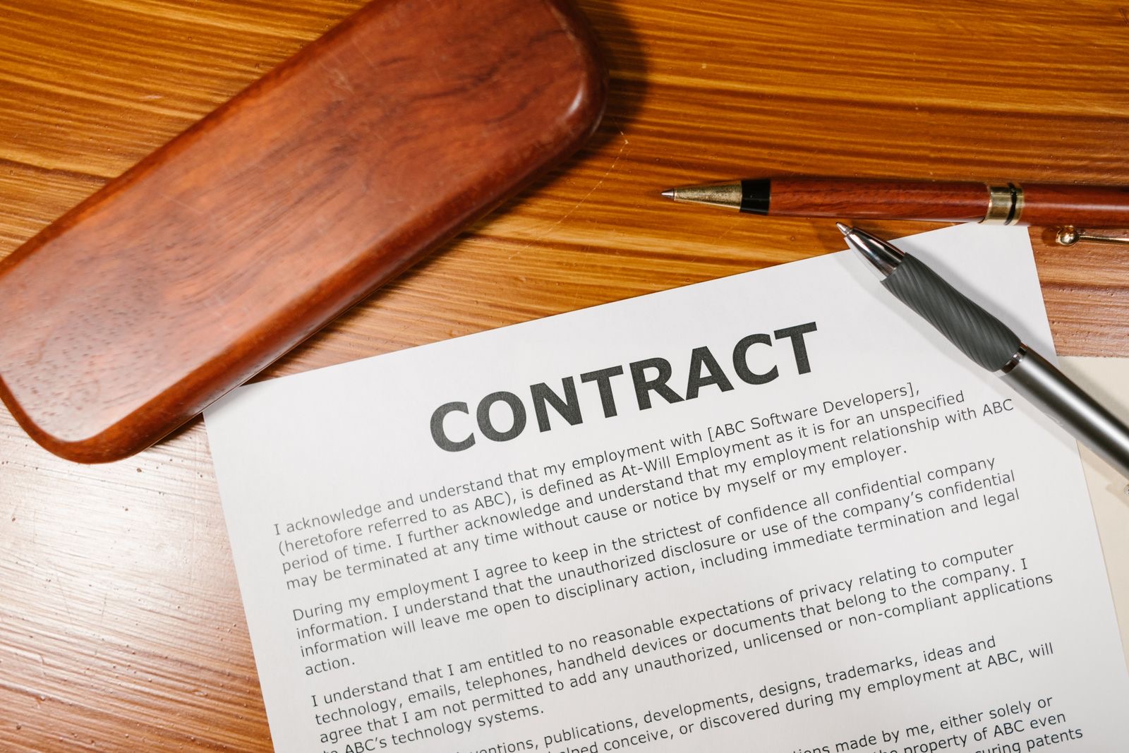 An employment contract being signed at a desk, the starting point of the 30 percent ruling Netherlands test